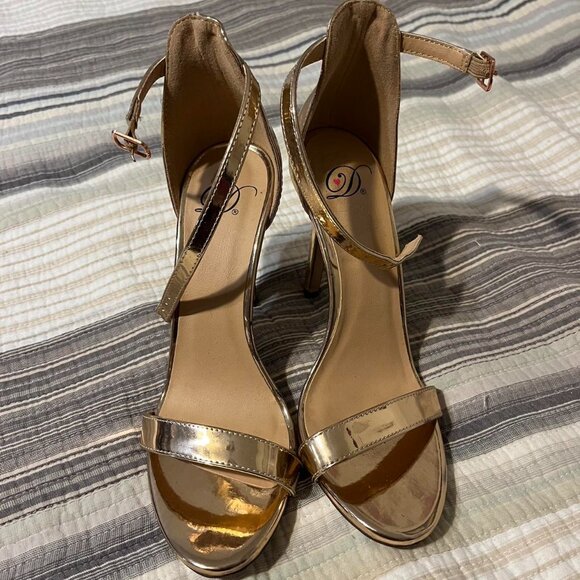 Windsor Women's Gold Footwear - Picture 2 of 4